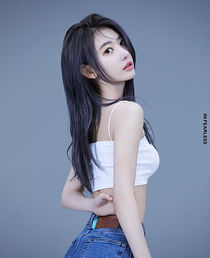 LE SSERAFIM Sakura Studio Portrait in White Crop Top and Denim Jeans HD phone wallpaper