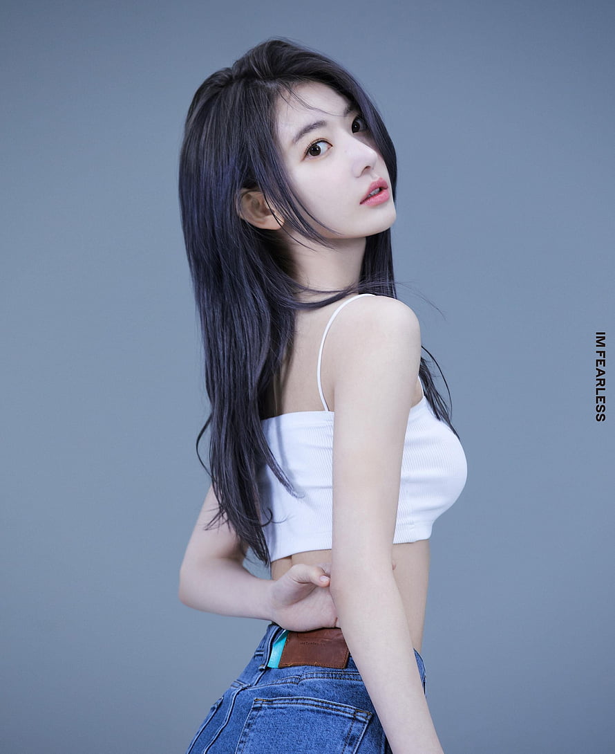 LE SSERAFIM Sakura Studio Portrait in White Crop Top and Denim Jeans HD phone wallpaper