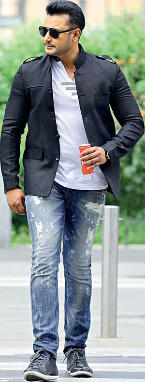 Darshan in Black Blazer and Distressed Jeans HD phone wallpaper
