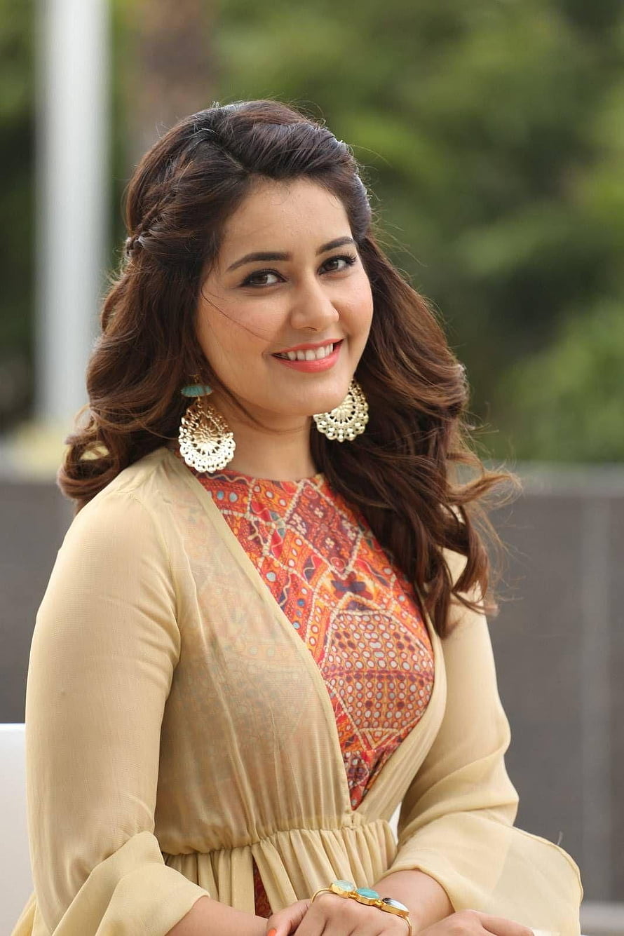 Rashi Khanna in a beige kurta with intricate embroidery and ornate gold earrings HD phone wallpaper