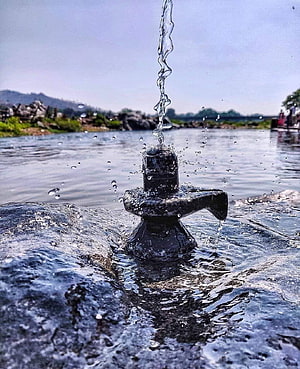 Sacred Shiv Lingam Water Fountain in River with Mountain Backdrop HD phone wallpaper