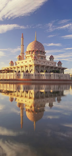 Putra Mosque in Putrajaya Malaysia with Golden Dome and Water Reflection HD phone wallpaper