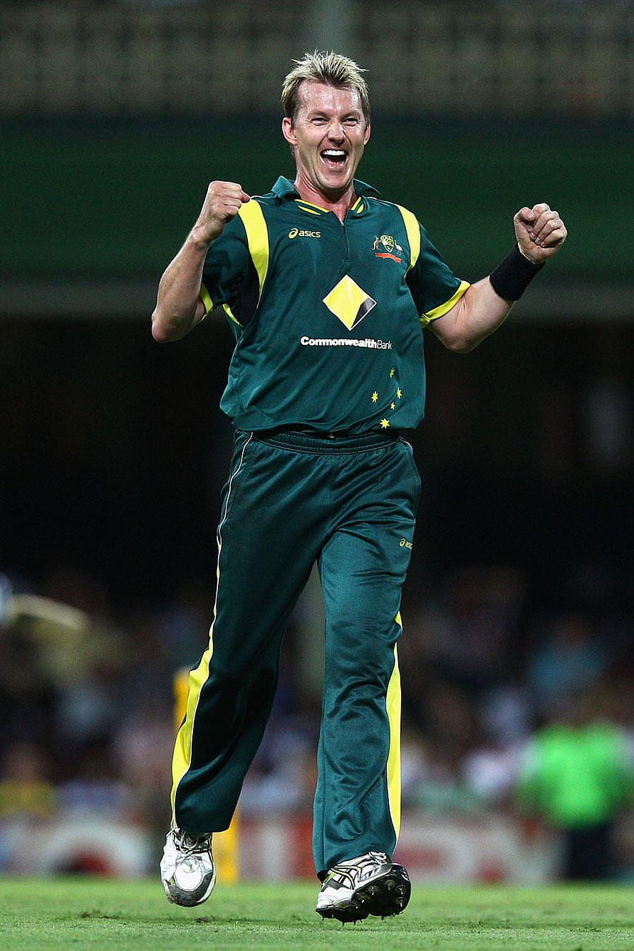 Brett Lee Celebrating a Wicket in Australian Cricket Kit HD phone wallpaper