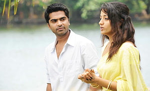 Vinnaithaandi Varuvaayaa Movie Still Featuring Manoj and Aishwarya in a Serene Lakeside Scene HD wallpaper