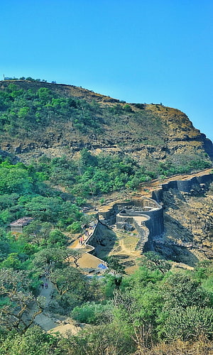 Raigad Fort in Maharashtra: Historic Hilltop Fortress with Winding Stone Walls and Lush Greenery HD phone wallpaper