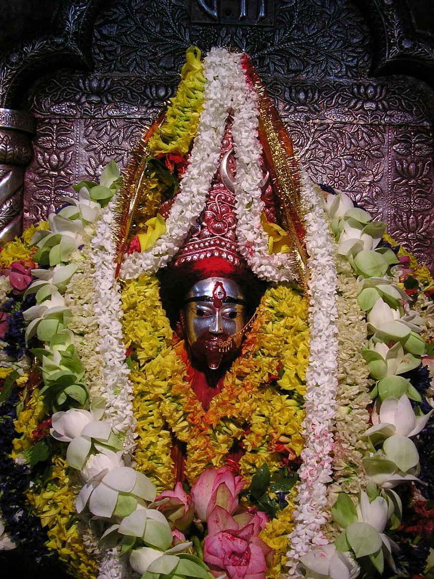 Maa Tara Divine Idol Adorned With Vibrant Flower Garlands and Traditional Temple Decorations HD phone wallpaper