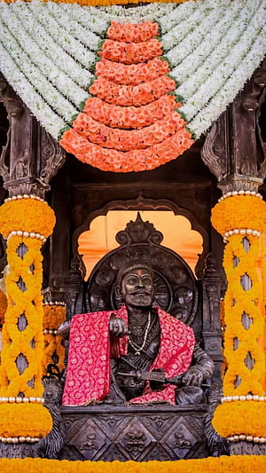 Shivrajyabhishek Temple Idol Adorned With Marigold Garlands And Floral Decorations HD phone wallpaper