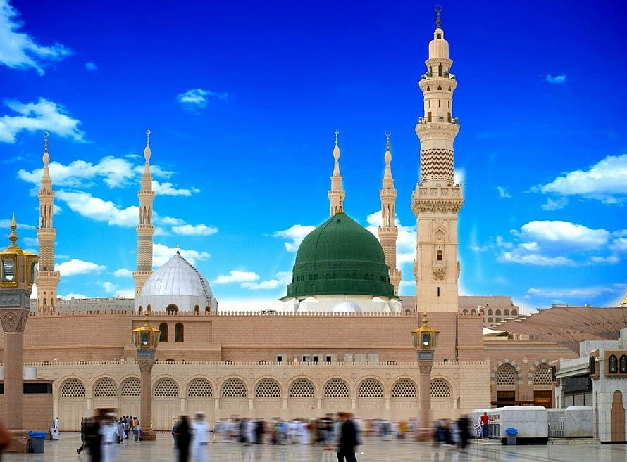 Rosa e Rasool Mosque in Medina with Green Dome and Minarets Under Blue Sky HD wallpaper