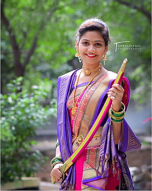 Indian Woman in Traditional Saree Holding a Sword in a Garden, Adiwasi Girls, adivasi girl HD phone wallpaper