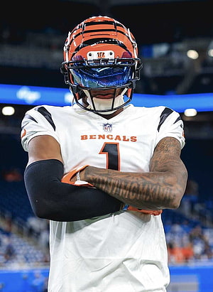 Ja'Marr Chase in Cincinnati Bengals White Away Jersey with Orange Helmet and Blue Visor HD phone wallpaper