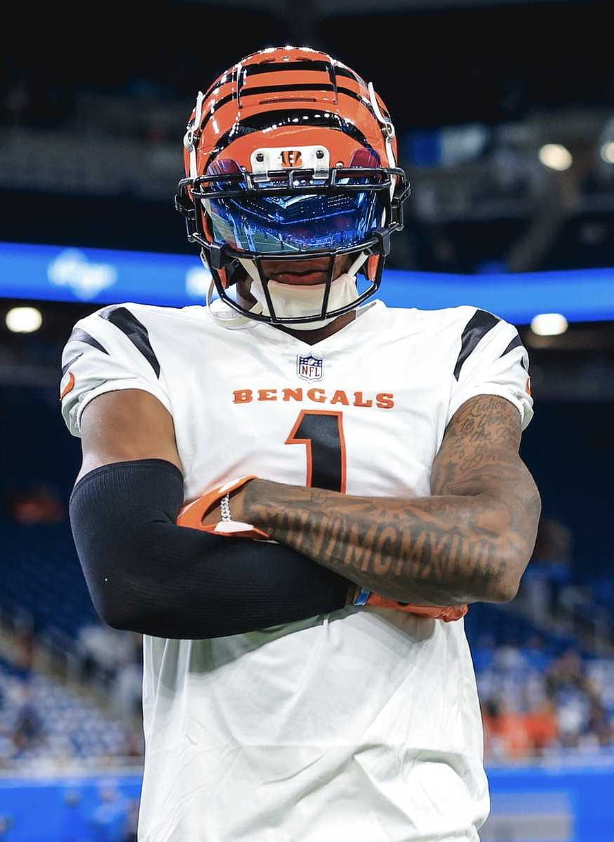 Ja'Marr Chase in Cincinnati Bengals White Away Jersey with Orange Helmet and Blue Visor HD phone wallpaper