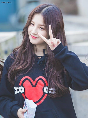 Nancy from MOMOLAND in a black heart hoodie making a peace sign HD phone wallpaper
