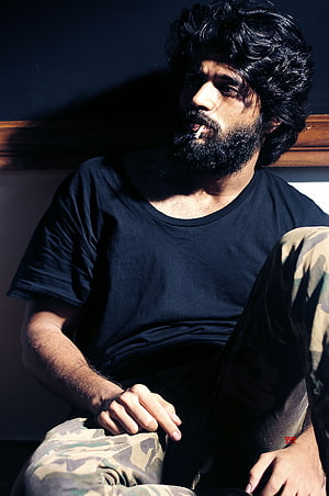 Vijay Devarakonda as Arjun Reddy in moody black t-shirt and camouflage pants HD phone wallpaper