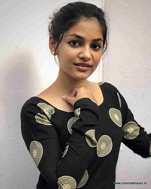 Aleena Shaji in Black Embroidered Top with Gold Circular Patterns HD phone wallpaper