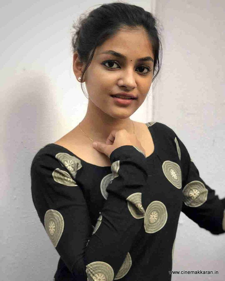Aleena Shaji in Black Embroidered Top with Gold Circular Patterns HD phone wallpaper