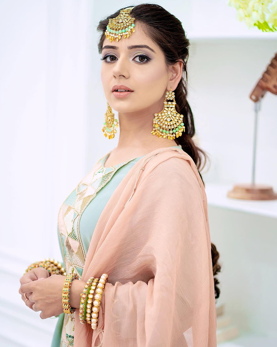 Tania Punjabi in Traditional South Asian Attire with Gold Jewelry and Embroidered Kurta HD phone wallpaper