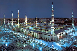 Masjid Nabawi at Night: Grand Mosque in Medina with Illuminated Minarets and Prayer Courtyard HD wallpaper