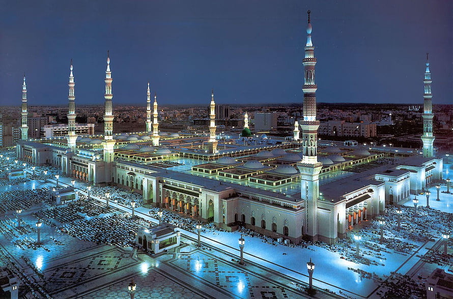 Masjid Nabawi at Night: Grand Mosque in Medina with Illuminated Minarets and Prayer Courtyard HD wallpaper