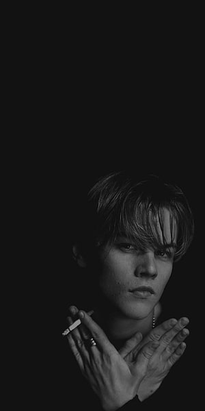 Leonardo DiCaprio Black and White Portrait with Cigarette HD phone wallpaper