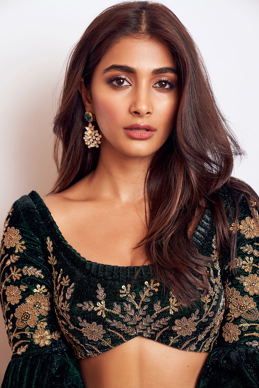 Pooja Hegde in Green Velvet Embroidered Crop Top with Gold Floral Details HD phone wallpaper