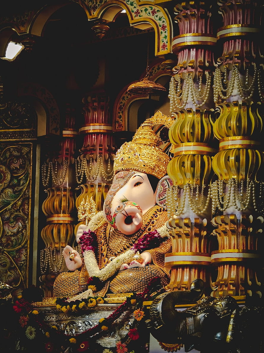 Dagdusheth Ganpati Murti Adorned in Gold and Pearls at Mumbai Temple HD phone wallpaper