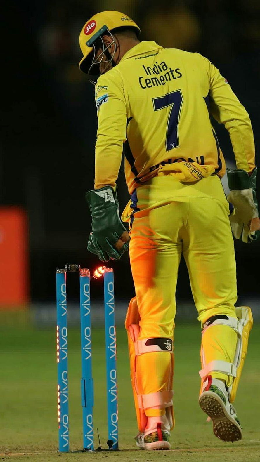 MS Dhoni Walking Away From Stumps in Chennai Super Kings Yellow Jersey HD phone wallpaper
