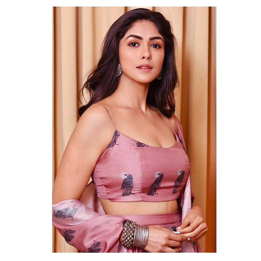 Mrunal Thakur in a pink printed crop top and matching dupatta with silver bangles HD phone wallpaper
