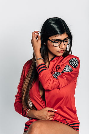 Mia Khalifa in Red New York Empire State Basketball Jersey and Black Glasses HD phone wallpaper