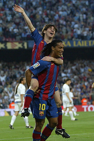 Ronaldinho Carries Lionel Messi During FC Barcelona Match Celebration HD phone wallpaper