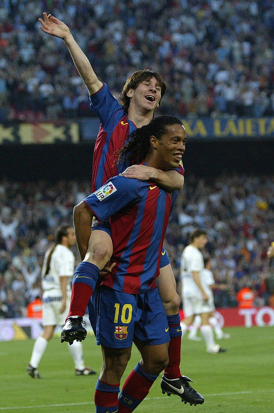 Ronaldinho Carries Lionel Messi During FC Barcelona Match Celebration HD phone wallpaper