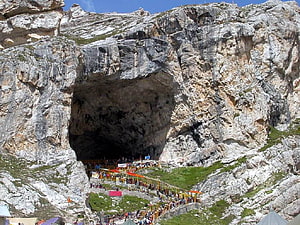 Amarnath Yatra Pilgrims Entering the Sacred Cave Temple in the Himalayas HD wallpaper
