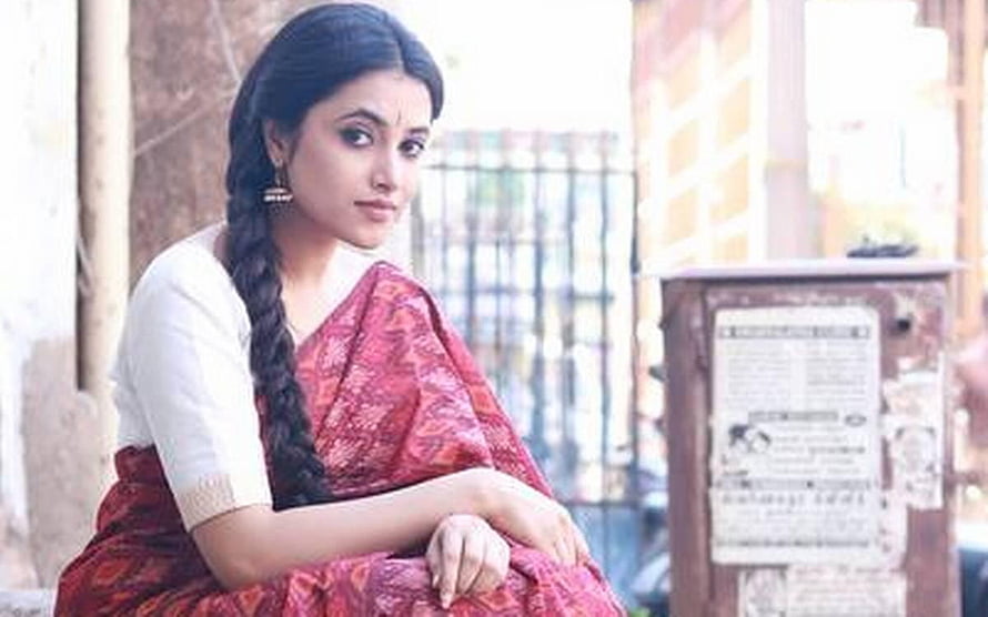 Priyanka Arul Mohan in a red patterned saree with a long braid HD wallpaper