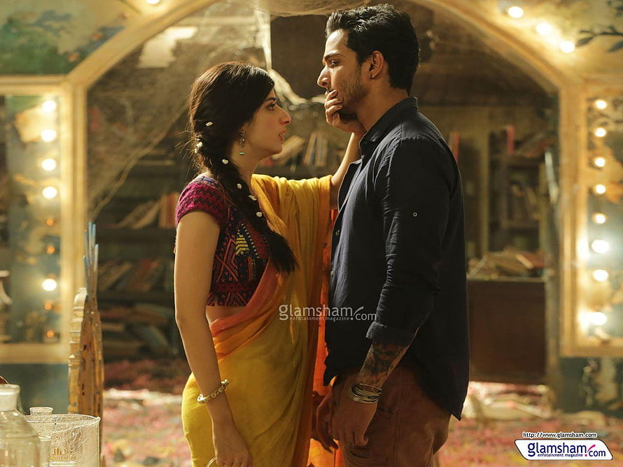 Sanam Teri Kasam: Intimate Scene with Man and Woman in Traditional Indian Attire HD wallpaper