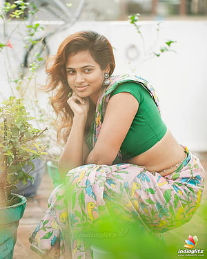 Ramya Pandian in Green Blouse and Floral Saree Sitting in Garden HD phone wallpaper