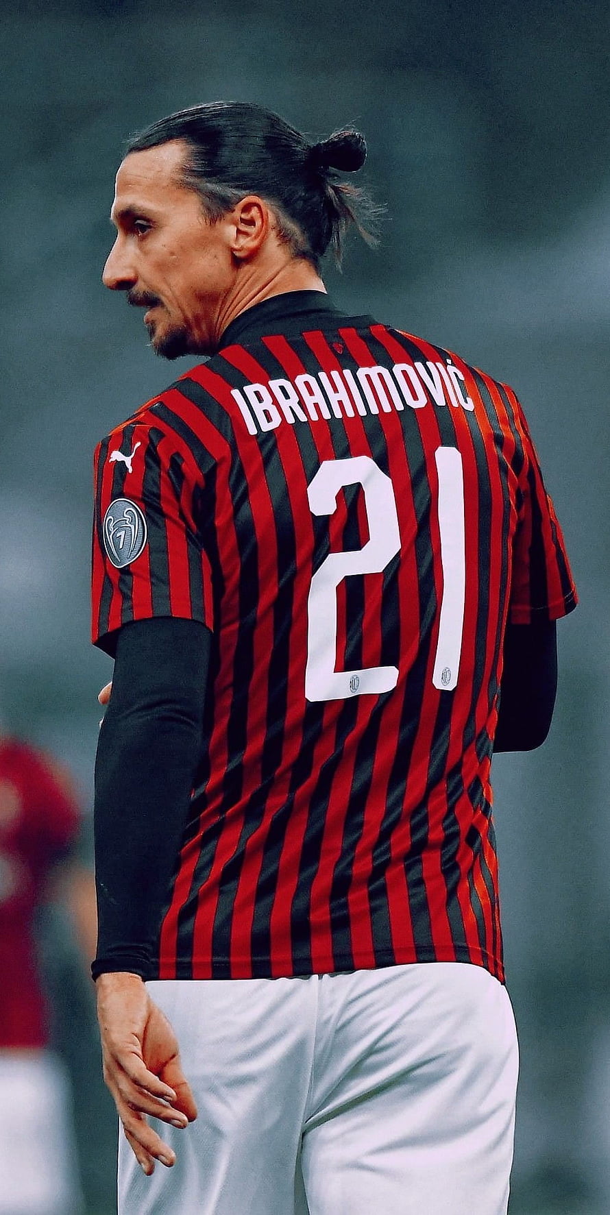 Zlatan Ibrahimovic in AC Milan Striped Jersey Number 21 HD phone wallpaper