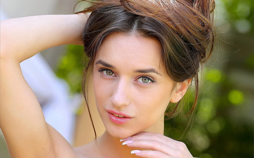 Gloria Sol Portrait: Close-Up of a Brunette Model with Green Eyes and Natural Beauty HD wallpaper