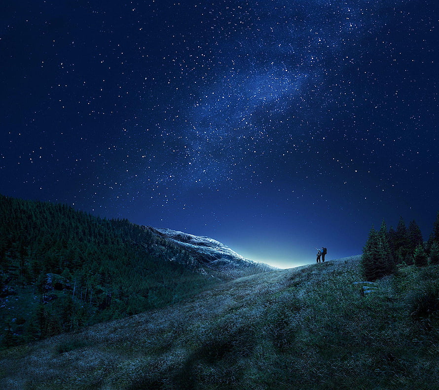 Starry Night Sky Over Mountain Ridge With Hikers Silhouette HD wallpaper