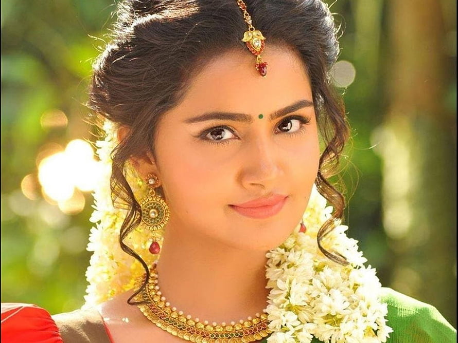 Anupama Parameswaran in Traditional Indian Attire with Floral Garland and Gold Jewelry HD wallpaper