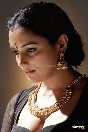 Swetha Menon in Traditional Gold Jewelry and Dark Attire HD phone wallpaper