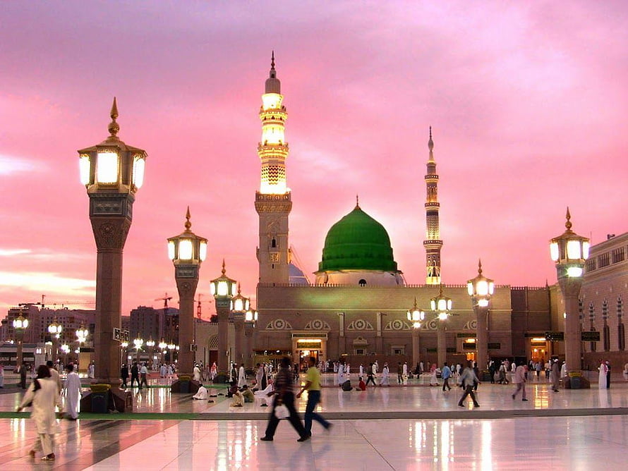 Masjid an-Nabawi in Medina at Sunset with Green Dome and Illuminated Minarets HD wallpaper
