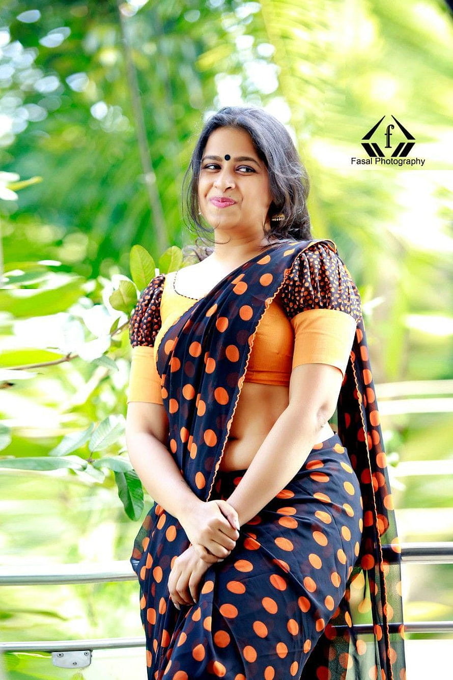 Sadhika Venugopal in a Polka Dot Saree with Yellow Blouse HD phone wallpaper
