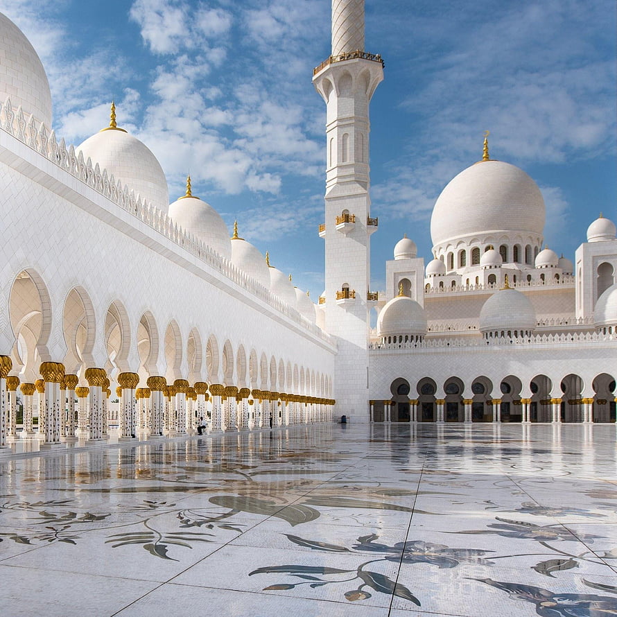 Sheikh Zayed Grand Mosque Courtyard with White Marble Domes and Minaret HD phone wallpaper