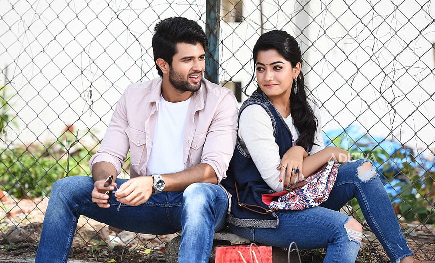 Geetha Govindam Movie Still Featuring Young Couple Sitting Against Chain Link Fence HD wallpaper