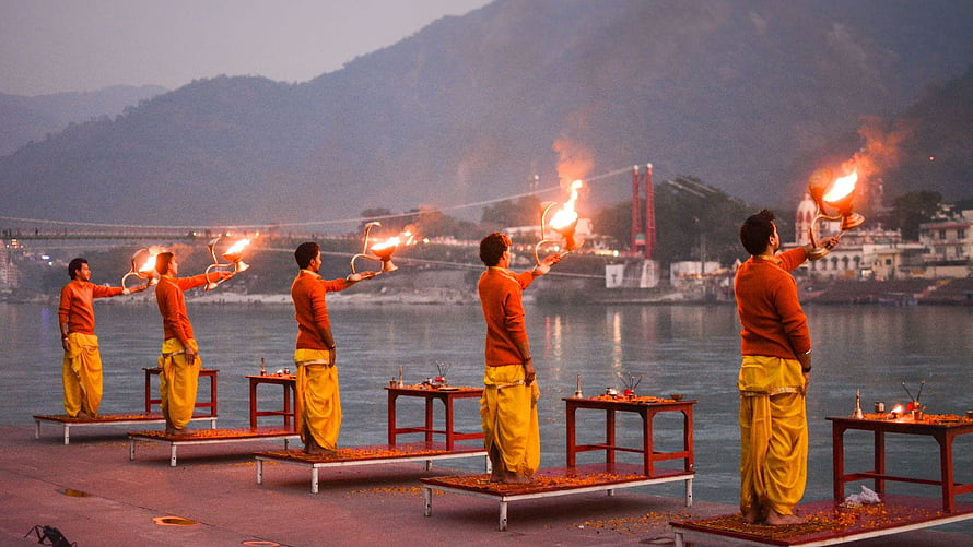 Ganga Aarti Ritual at Varanasi Ghats with Priests Holding Sacred Flames HD wallpaper