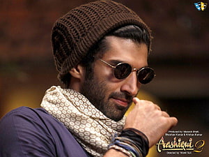 Aditya Roy Kapur in Aashiqui 2 wearing a brown beanie and round sunglasses HD wallpaper