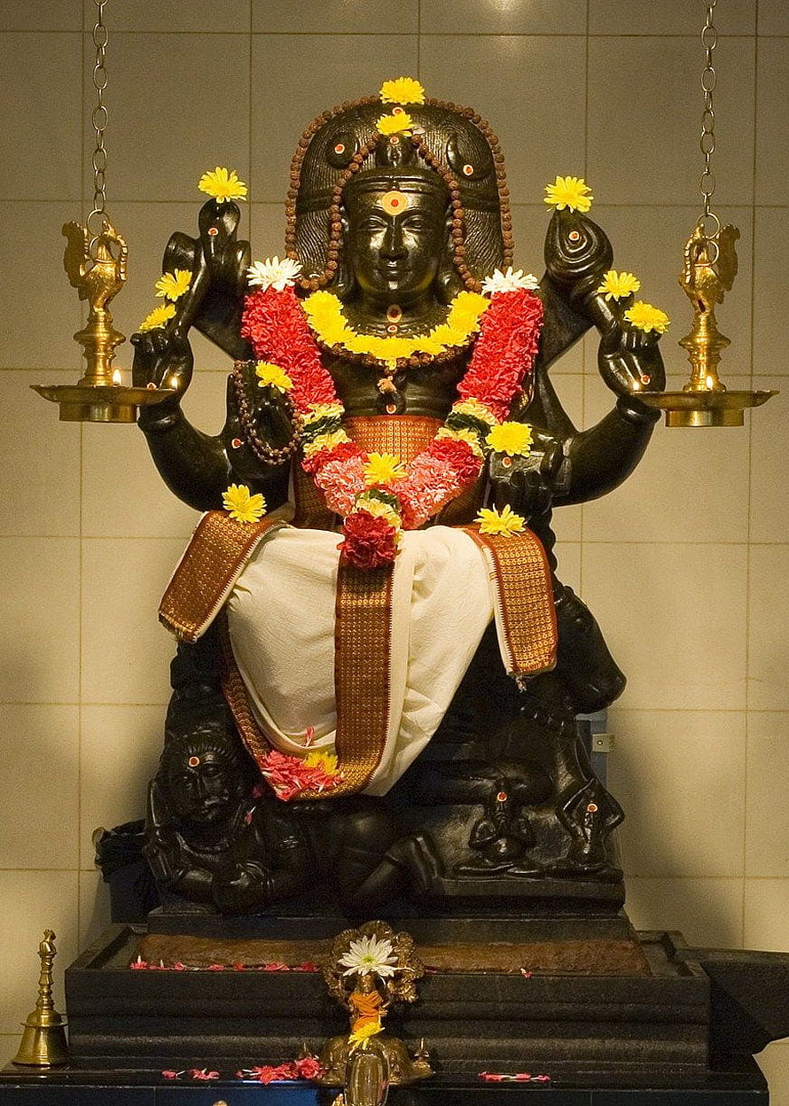 Dakshinamurthy Murti Adorned With Fresh Marigold Garlands And Temple Oil Lamps HD phone wallpaper