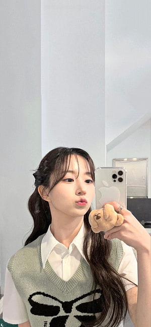 Haewon mirror selfie wearing a green Gucci vest and white shirt HD phone wallpaper