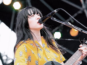Aimyon Live Performance Singing and Playing Acoustic Guitar on Stage HD wallpaper