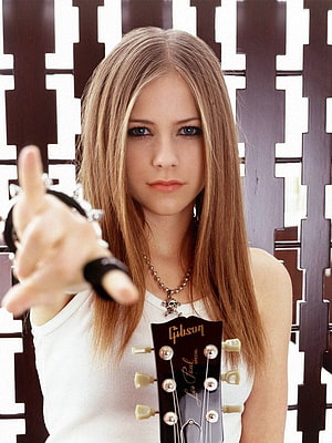 Avril Lavigne Portrait With Gibson Les Paul Guitar Headstock HD phone wallpaper