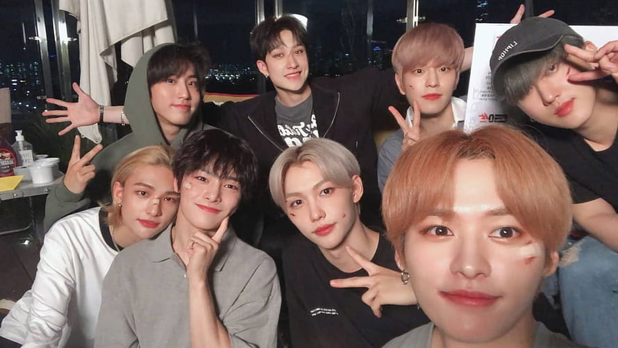 Stray Kids Group Selfie With Peace Signs And Night City Lights HD wallpaper